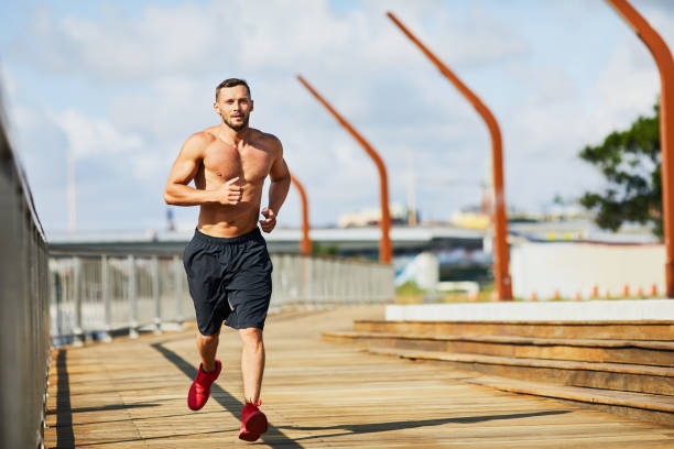 sportowiec biegający w miejskiej scenie latem - running jogging urban scene city life zdjęcia i obrazy z banku zdjęć