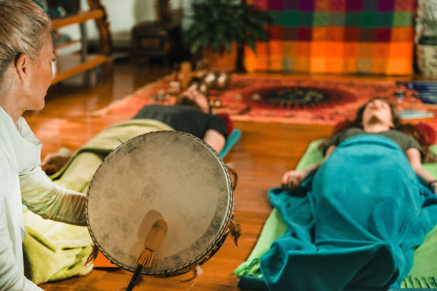 tambor indio en terapia de sonido - frame drum fotografías e imágenes de stock