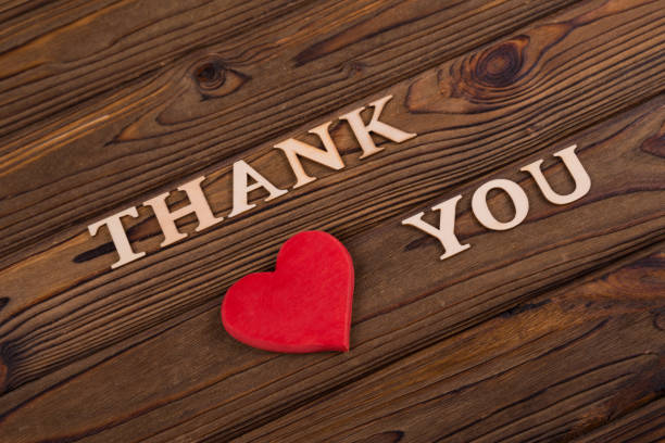¡gracias! y un corazón rojo, alineados con las palabras de las letras sobre el fondo de madera. - thanksgiving cheerful happiness gratitude fotografías e imágenes de stock