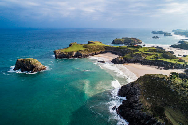 playa de barro en llanes asturias españa - asturiana fotografías e imágenes de stock