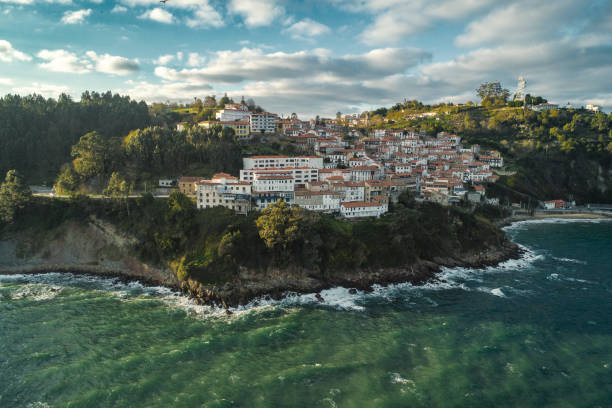 a cidade bonita de lastres em asturias spain - aldeia de lastres - fotografias e filmes do acervo