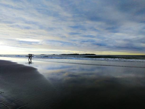 серферы на уайт рокс бич ni - portrush стоковые фото и изображения