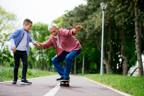 nonno e nipote in skateboard insieme - skateboard park extreme sports recreational pursuit skateboarding foto e immagini stock