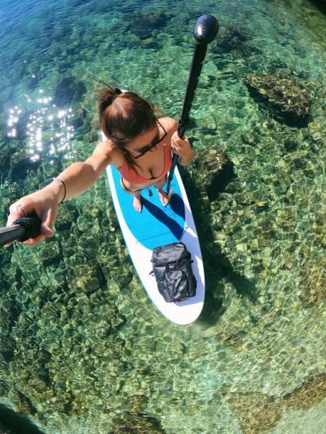 stand up paddling / acqua turchese - luxury hotel palm tree lush foliage asia foto e immagini stock