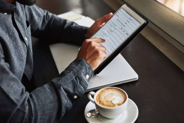 conectado y cafeinado - formulario fotografías e imágenes de stock