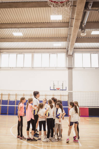 ônibus do voleibol que fala a um grupo de meninas no treinamento - voleibol desporto de equipa - fotografias e filmes do acervo