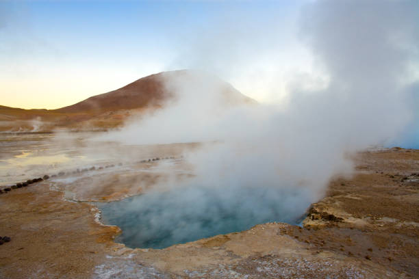 piscine thermale naturelle à 4300m d’altitude, geysers d’el tatio, désert d’atacama, chili - geyser nature south america scenics photos et images de collection
