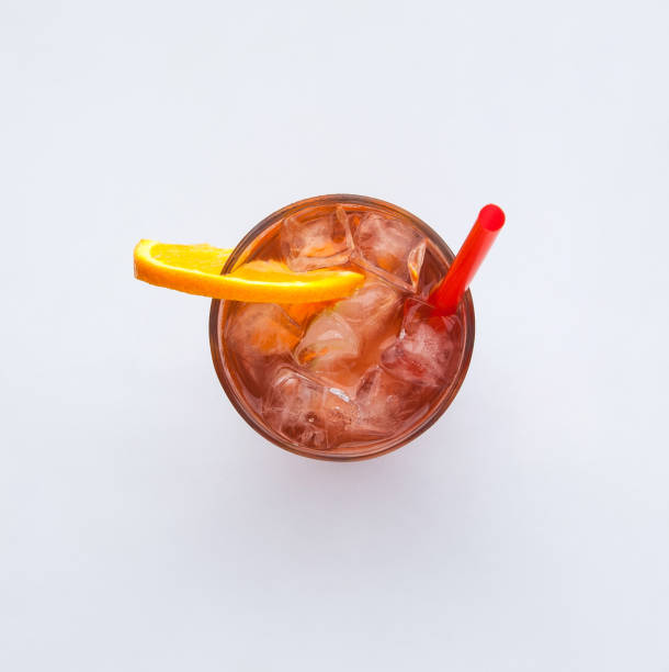 пить на белом фоне - drink alcohol juice red стоковые фото и изображения