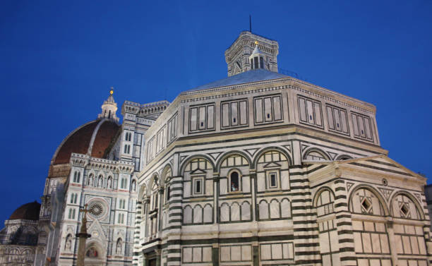 die berühmte piazza del duomo in florenz, im herzen des historischen stadtzentrums. kathedrale santa maria del fiore in weißem carrara-marmor - giovanni boccaccio stock-fotos und bilder