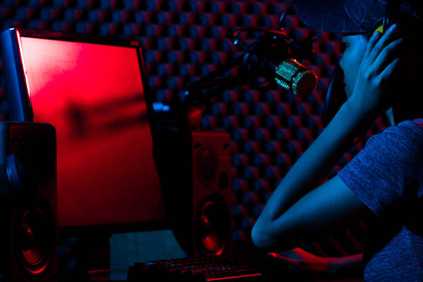 a mulher conecta meios sociais com equipamento pro - blog internet podcast computer keyboard - fotografias e filmes do acervo