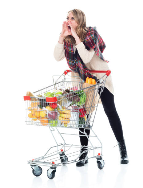 belle femelle portant un foulard et un chandail avec le chariot de magasinage-criant - pull cart photos et images de collection