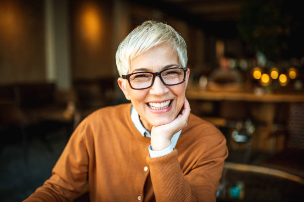 retrato de una mujer mayor sonriente - white hair fotografías e imágenes de stock