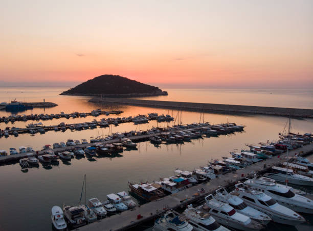 luftaufnahme der marina antalya - motorboat fishing cruise ship dawn stock-fotos und bilder