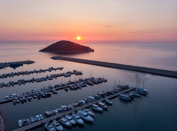 luftaufnahme der marina antalya - motorboat fishing cruise ship dawn stock-fotos und bilder