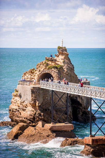 le rocher de la vierge marie, rocher de la vierge, biarritz, france - rocher de la vierge photos et images de collection