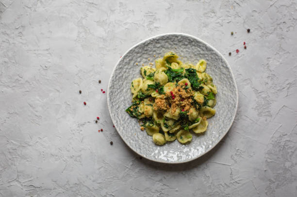 pasta "orecchiette con le cime di rapa e le acciughe" - orecchiette foto e immagini stock