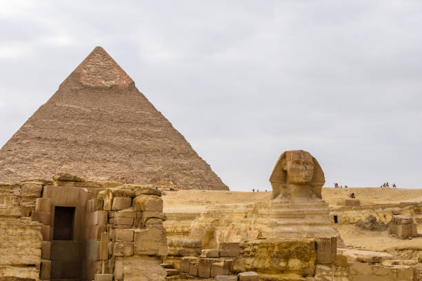a grande pirâmide de khafre e sphinx no planalto de gizé. cairo, egito - giza pyramids sphinx pyramid shape pyramid - fotografias e filmes do acervo