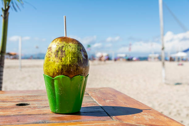 świeży napój kokosowy na plaży - rio de janeiro copacabana beach ipanema beach brazil zdjęcia i obrazy z banku zdjęć