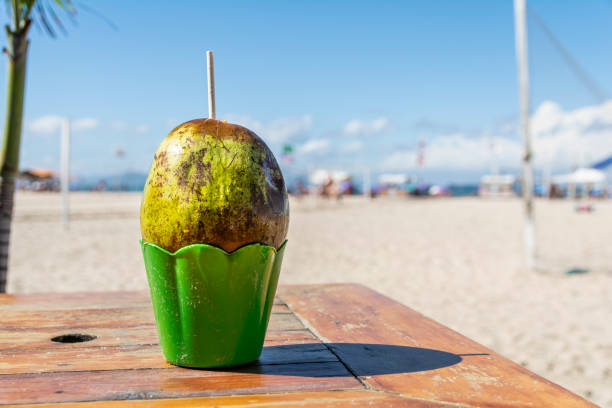 свежий кокосовый напиток на пляже - rio de janeiro copacabana beach ipanema beach brazil стоковые фото и изображения
