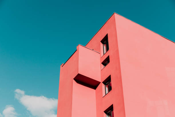 blick von unten auf ein rosa modernes haus und himmel. vintage-pastellfarben, minimalistisches konzept. - pink buildings stock-fotos und bilder