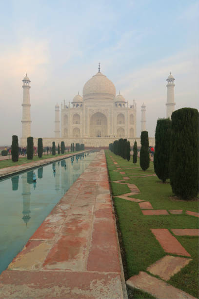 image des réflexions de piscine de lotus bleu à l’heure dorée de marbre blanc de l’architecture taj mahal, minarets et dômes d’oignon, les touristes tôt le matin du lever du soleil et les visiteurs en vacances dans la ville d’agra, uttar prade - agra architecture asia city of sunrise photos et images de collection