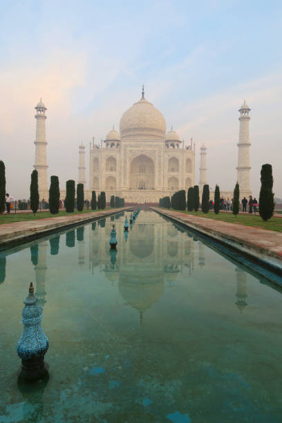 image des réflexions de piscine de lotus bleu à l’heure dorée de marbre blanc de l’architecture taj mahal, minarets et dômes d’oignon, les touristes tôt le matin du lever du soleil et les visiteurs en vacances dans la ville d’agra, uttar prade - agra architecture asia city of sunrise photos et images de collection