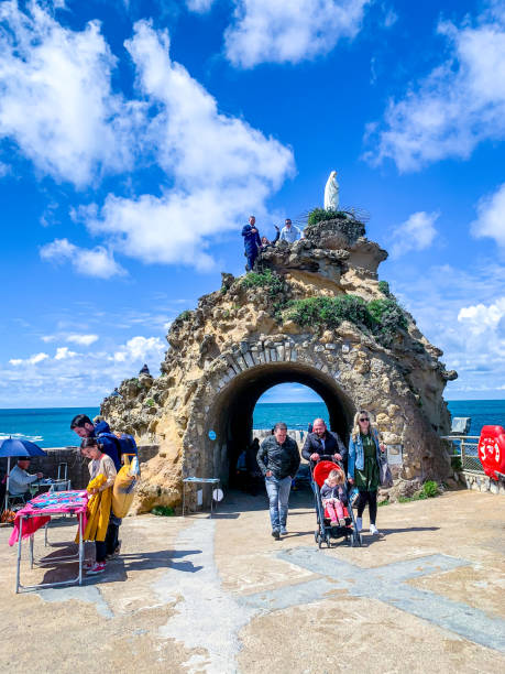 touristen, die den felsen der jungfrau maria, rocher de la vierge, biarritz, frankreich besuchen - rocher de la vierge stock-fotos und bilder