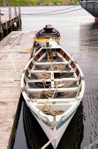 barco de madera amarrado en pier - rowboat dinghy nautical vessel nautical equipment fotografías e imágenes de stock