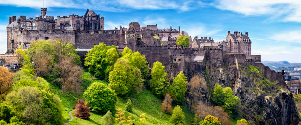 château d’édimbourg, ecosse, royaume-uni - edinburgh scotland castle skyline photos et images de collection