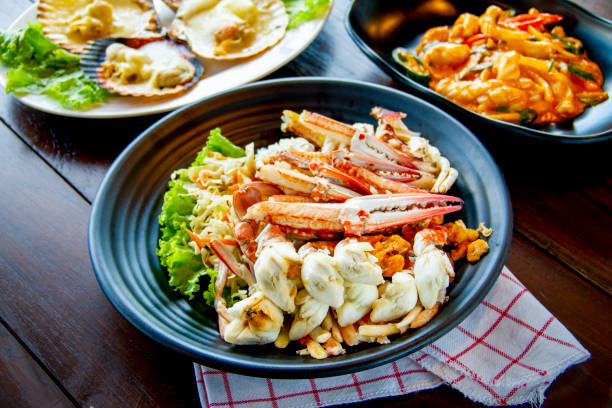 тайс�кая еда - мясо краба на пару из голубого краба - халяльная еда в бангкоке таиланд. - labrax стоковые фото и изображения