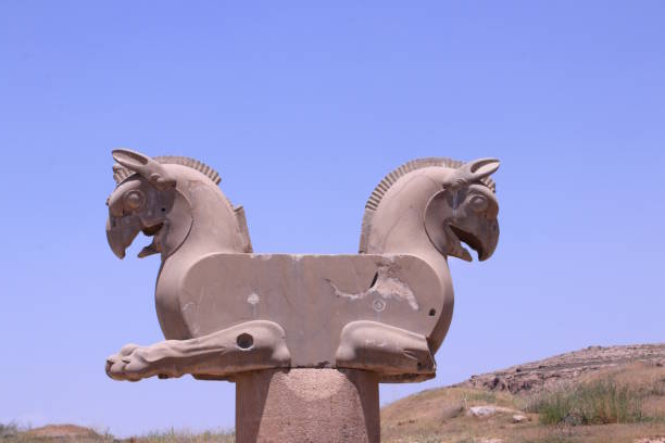 estátua do grifo em uma cidade antiga de persepolis (irã) - gateway of xerxes - fotografias e filmes do acervo