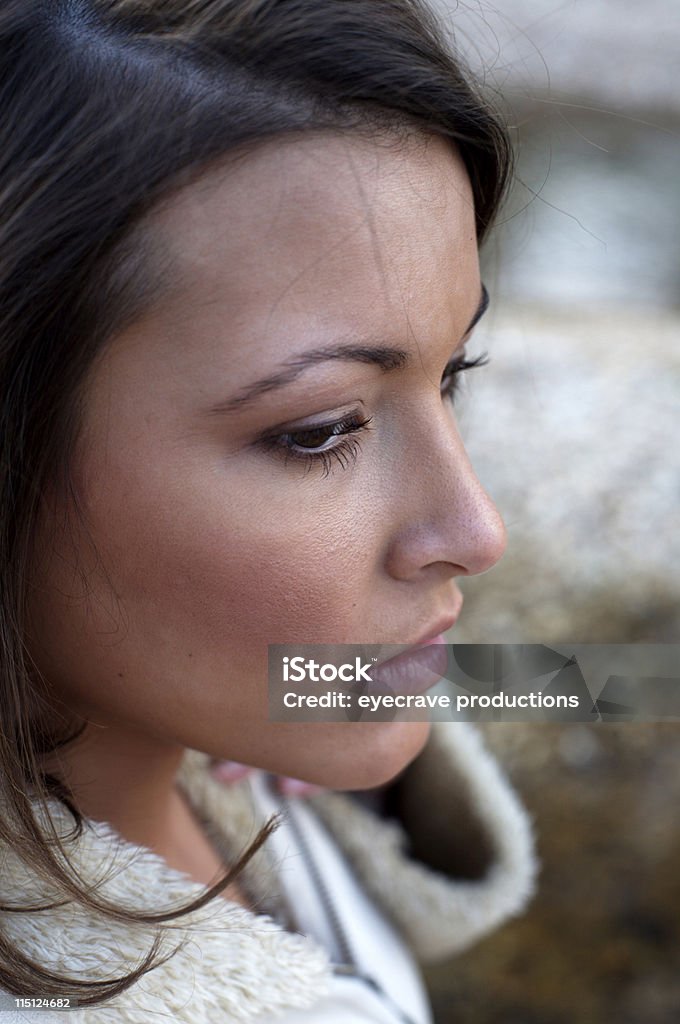 Retrato de mujer joven invierno atardecer - Foto de stock de Adolescente libre de derechos