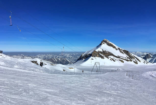 горнолыжный склон на леднике 3000, швейцария - bernese oberland gstaad winter snow стоковые фото и изображения