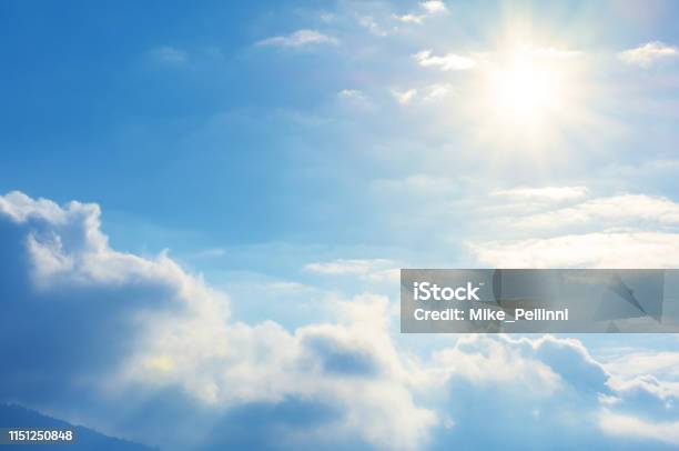 藍色的天空與太陽和雲彩 照片檔及更多 天空 照片 - 天空, 太陽, 雲 - 天空