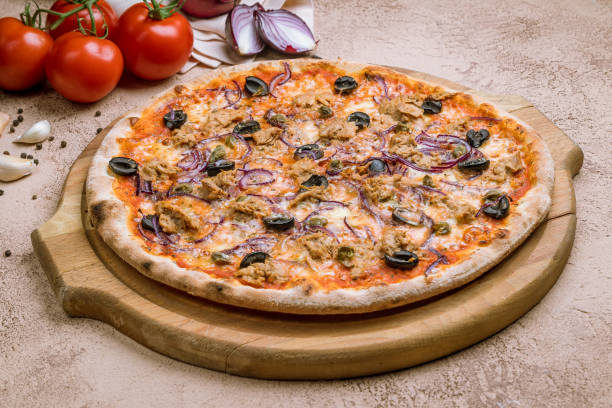 pizza with tuna and red onion - pizza tuna prepared fish cheese imagens e fotografias de stock