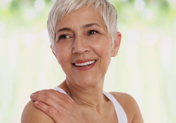 portrait de femme mature souriant. soins de la peau plus âgés, vieillissement avec élégance concept. - dentists chair people care medical equipment photos et images de collection