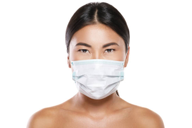 asian woman wearing facial mask  for protection from air pollution or virus epidemic - swine flu fotos imagens e fotografias de stock