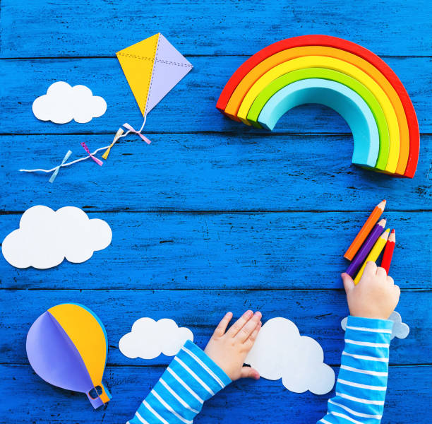 el colorido fondo creativo de los niños - pencil colors heart shape paper fotografías e imágenes de stock