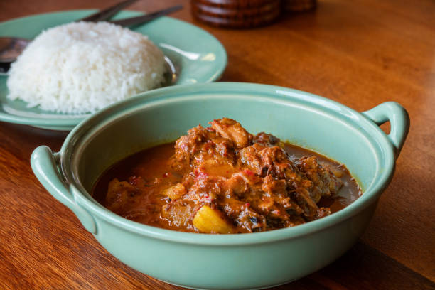 caril do massaman da carne com arroz na tabela de madeira, alimento tailandês - beef bowl curry dish curry sauces - fotografias e filmes do acervo