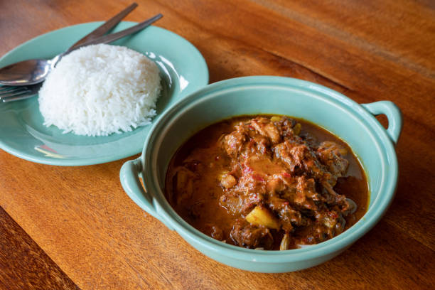 curry massaman di manzo con riso su tavola di legno, cibo tailandese - massaman foto e immagini stock