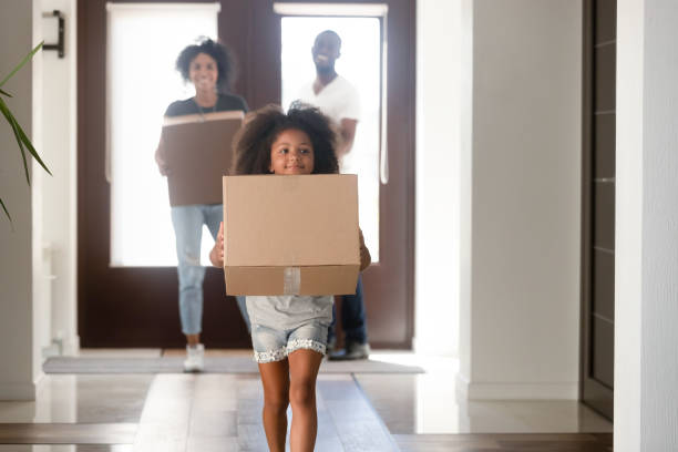 las cajas de transporte familiar joven se mueven a la nueva casa - family american culture black child fotografías e imágenes de stock