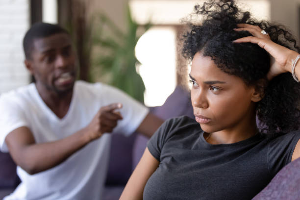 mari noir émotionnel blâmer femme indifférente dans la lutte - violence black men women photos et images de collection