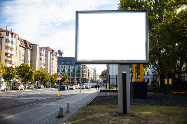 pusta makieta billboardu dla reklamy, tło ulicy miasta - berlin germany zdjęcia i obrazy z banku zdjęć