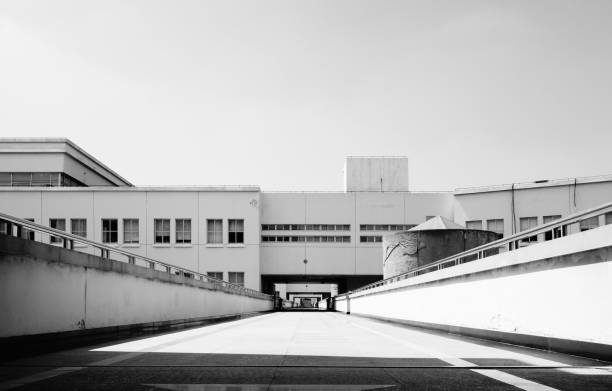 campus de la universidad de shanghái en el distrito de baoshan - sparse shanghai light corridor fotografías e imágenes de stock