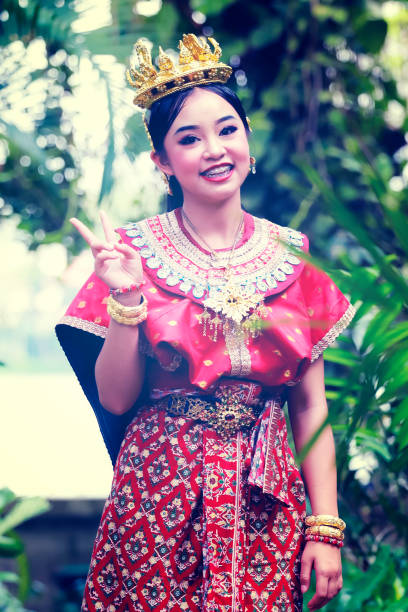 thai adolescentes dans les costumes traditionnels de danse thaïlandaise - parasol umbrella asian ethnicity asian culture photos et images de collection
