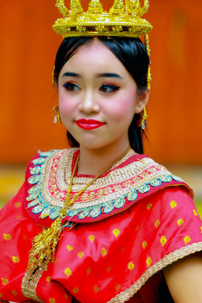 thai adolescentes dans les costumes traditionnels de danse thaïlandaise - parasol umbrella asian ethnicity asian culture photos et images de collection