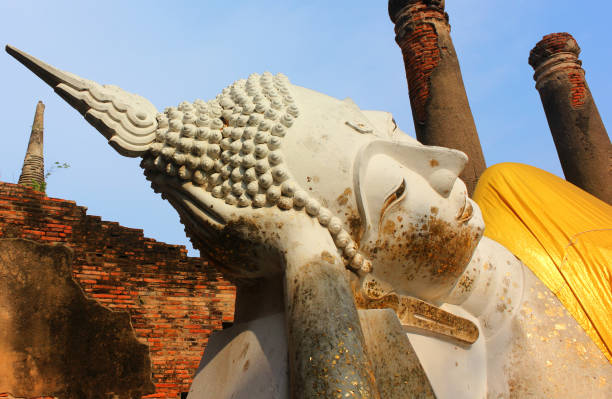 grande statue de bouddha dans l’ancien temple wat phra sri sanphet, ancien palais royal. ayutthaya, thaïlande. - sanphet palace photos et images de collection