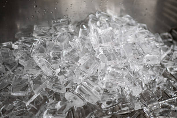 cubos de hielo en la máquina de hielo - ice machine fotografías e imágenes de stock
