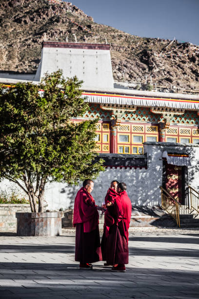 シガツェ、チベットの寺院で僧侶 - monk tibet buddhism china ストックフォトと画像