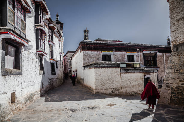 シガツェ、チベットの寺院で僧侶 - monk tibet buddhism china ストックフォトと画像